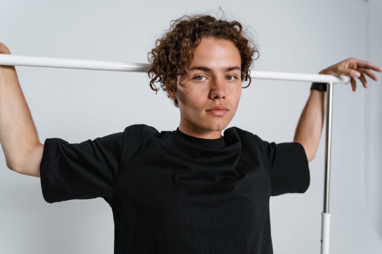 A man holding onto the bar of his hair